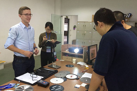 翁開爾攜手德國技術工程師進行客戶交流