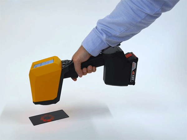 手持非接觸式膜厚分析儀輕松實(shí)時(shí)測量生產(chǎn)線上噴涂件膜厚，允許傾斜多角度測量