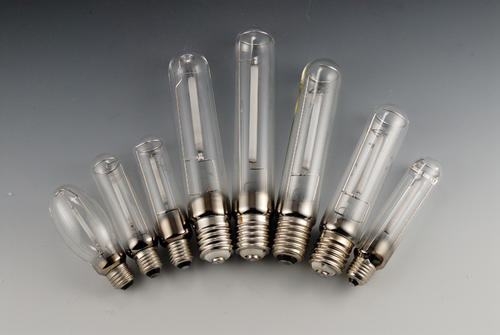 金屬鹵素?zé)? /><br /></p><p>氙燈由一個(gè)充滿氙氣的玻璃管組成，在兩個(gè)電極之間產(chǎn)生放電。</p><p style=